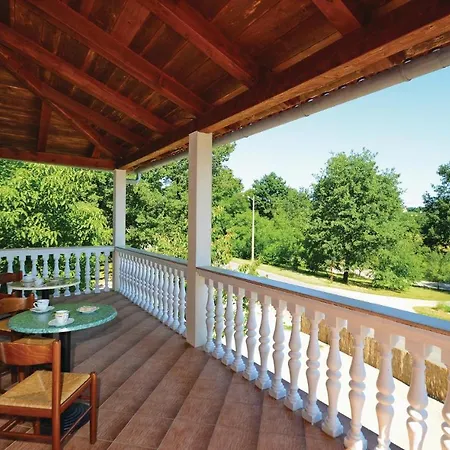 4 Bedroom Cozy In Jakacici Vakantiehuis Batlug