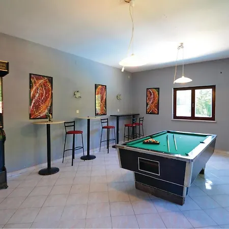 4 Bedroom Cozy In Jakacici * Batlug