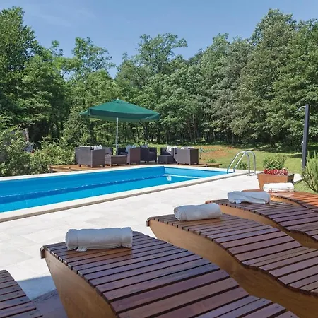 4 Bedroom Cozy In Jakacici Vakantiehuis *