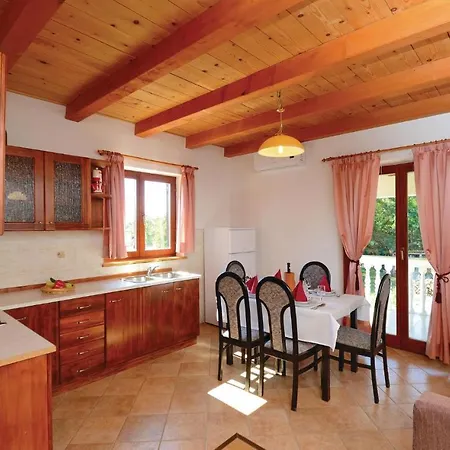 4 Bedroom Cozy In Jakacici