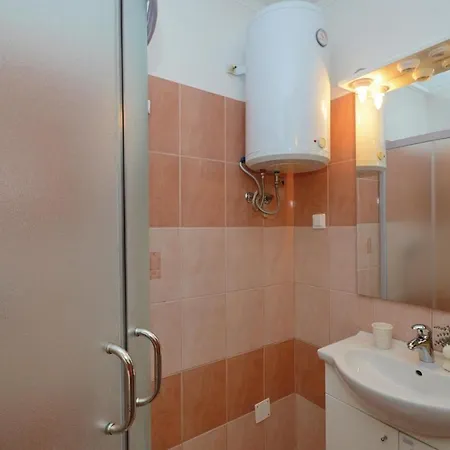 4 Bedroom Cozy In Jakacici * Batlug