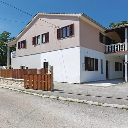 4 Bedroom Cozy In Jakacici *