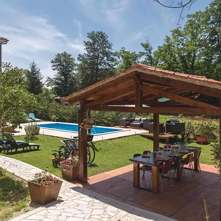 4 Bedroom Cozy In Jakacici