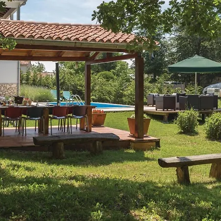 4 Bedroom Cozy In Jakacici Nyaraló Batlug