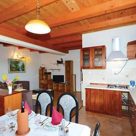 4 Bedroom Cozy In Jakacici * Batlug