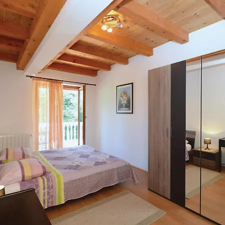4 Bedroom Cozy In Jakacici