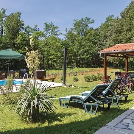 Nyaraló 4 Bedroom Cozy In Jakacici