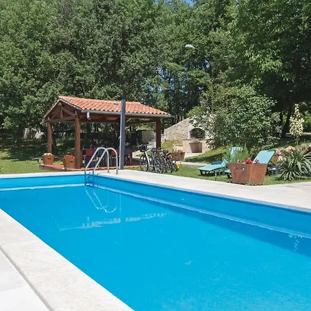 Nyaraló 4 Bedroom Cozy In Jakacici Batlug