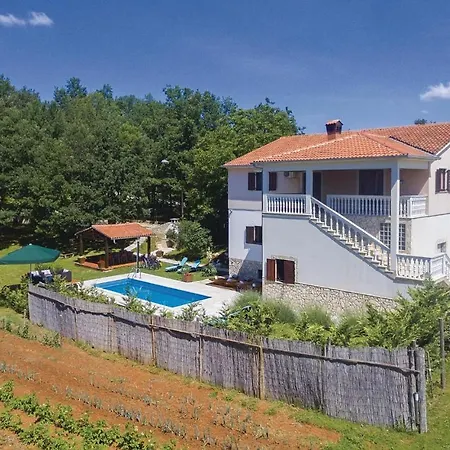 4 Bedroom Cozy In Jakacici Nyaraló Batlug