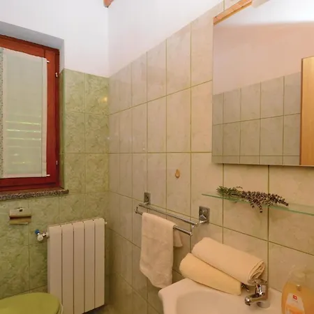 Nyaraló 4 Bedroom Cozy In Jakacici Batlug