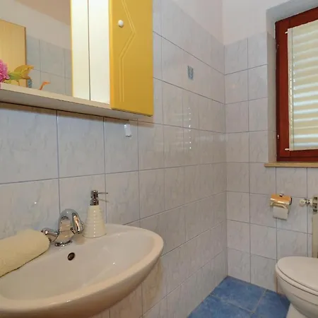 Nyaraló 4 Bedroom Cozy In Jakacici