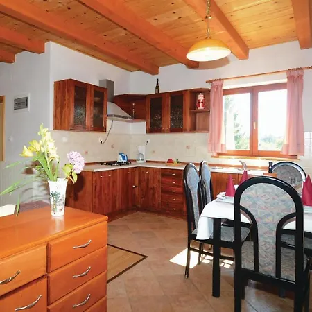 4 Bedroom Cozy In Jakacici