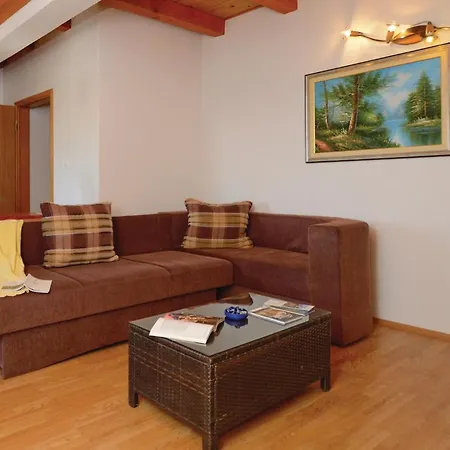 4 Bedroom Cozy In Jakacici Nyaraló